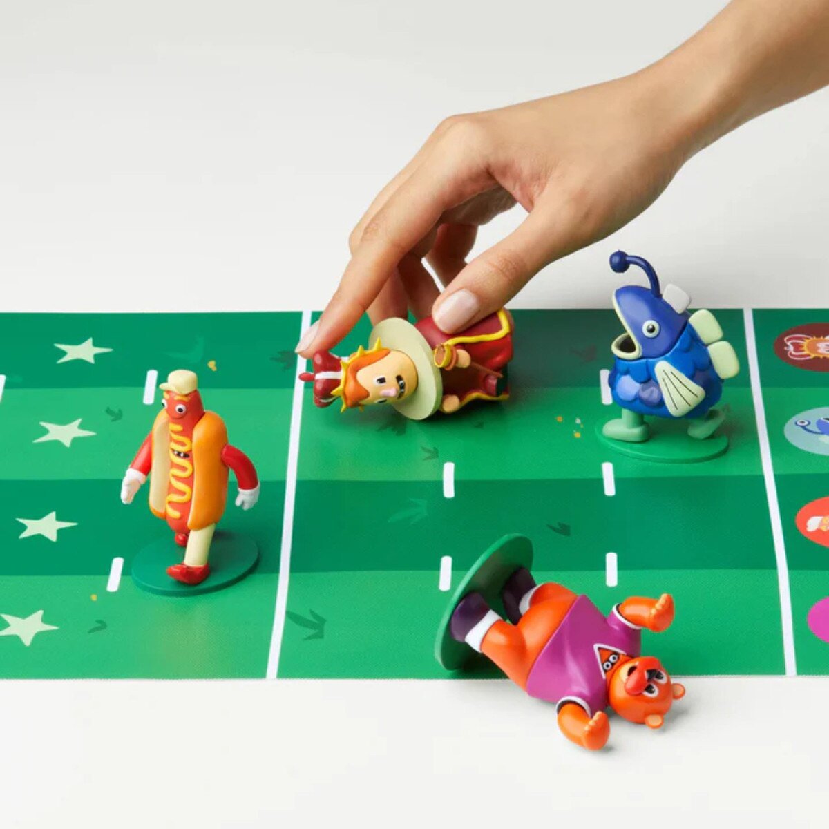 Hot Streak gameplay showing colourful mascot figures racing on the pull-out track